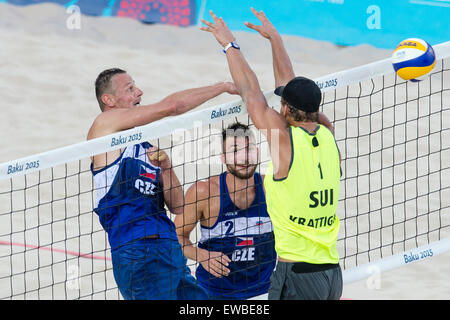 Baku, Aserbaidschan. 20. Juni 2015. Von linken Premysl Kubala, Jan Hadrava der Tschechischen Republik und Marco Krattiger der Schweiz in Aktion während der Herren-Beach-Volleyball Spiel Viertelfinale Tschechien Vs Schweiz in Baku 2015 1. European Games in Baku, Aserbaidschan, 20. Juni 2015. © David Tanecek/CTK Foto/Alamy Live-Nachrichten Stockfoto