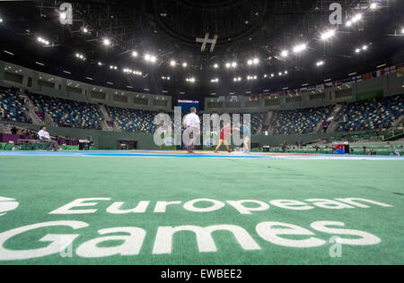 Baku, Aserbaidschan. 22. Juni 2015. Zwei Athleten kämpfen Sambo in Baku 2015 Europäische Spiele im Heydar Aliyev Arena in Baku, Aserbaidschan, 22. Juni 2015. Foto: Bernd Thissen/Dpa/Alamy Live News Stockfoto