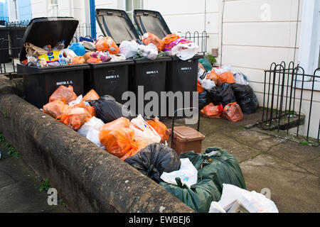 Müll, häuften sich in Kästen außerhalb der Häuser Stockfoto