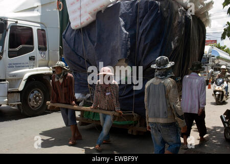 Männliche Karre Abziehvorrichtungen kreuzen der Kambodscha - Thailand International Checkpoint in Sa Kaeo Provinz, Thailand. Stockfoto