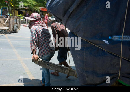 Männliche Karre Abziehvorrichtungen kreuzen der Kambodscha - Thailand International Checkpoint in Sa Kaeo Provinz, Thailand. Stockfoto