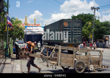 Eine männliche Karre Abziehvorrichtungen ist die Überquerung der Kambodscha - Thailand International Checkpoint in Sa Kaeo Provinz, Thailand. Stockfoto