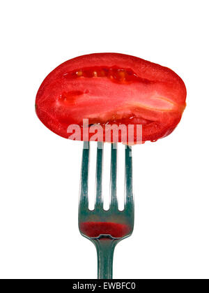 Gabel mit roten Tomaten drauf und isoliert auf weißem Hintergrund.  Makroaufnahme Stockfoto