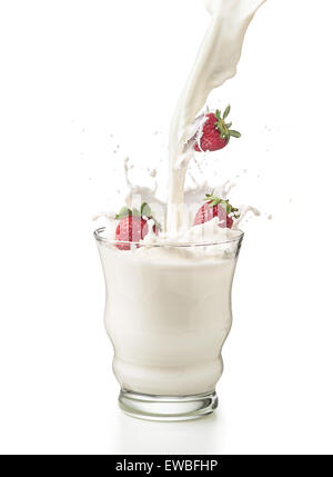 Erdbeeren mit Milch in ein Glas mit Spritzern gegossen. Isoliert auf weißem Hintergrund Stockfoto