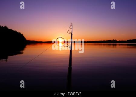 Angeln bei Sonnenuntergang an einem See, Sommer Stockfoto