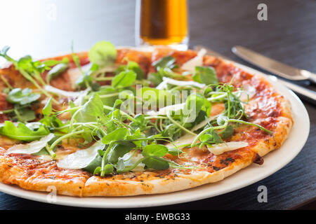 Pizza und Bier Stockfoto