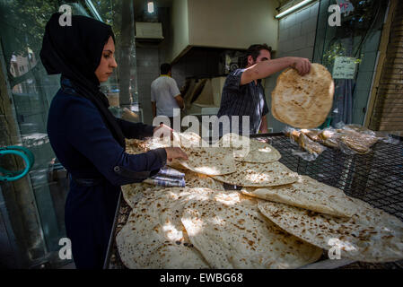 Iranerin Kauf Brot für das Frühstück in örtlichen Bäckerei, Isfahan, Iran Stockfoto