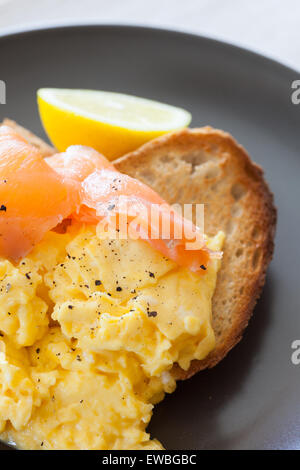 Geräucherter Lachs und Rührei auf toast Stockfoto