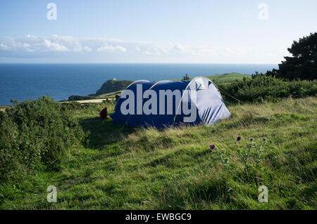 Camping auf einem Feld mit Blick aufs Meer im Osten Prawle, Devon. Stockfoto