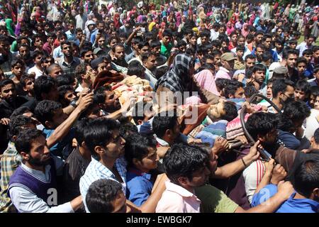 Srinagar, indische verabreicht Kaschmir. 22. Juni 2015. Kashmiri Dorfbewohner tragen die Körper der zivilen Asif Ahmed während einer Beerdigung in Kulgam, südlich von Srinagar. Zwei Kämpfer und ein Zivilist getötet und zwei indische Armee Soldaten wurden verletzt, in einer Nacht Begegnung zwischen militanten und Streitkräfte in Kulgam Gebiet im südlichen Kaschmir Credit: Sofi Suhail/Alamy Live News Stockfoto