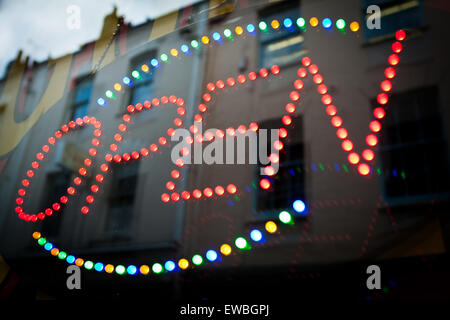 "Offene" Neon-Schild im Schaufenster Stockfoto