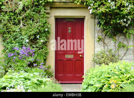Ein traditionellen englischen Cottage-Garten umrahmt den Pfad zu einem Landhaus in der Peak District National Park, England, UK-Sommer Stockfoto