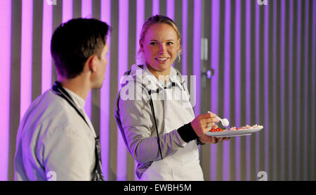 Eastbourne, Sussex, UK. 22. Juni 2015. Caroline Wozniacki hat probieren Sie es einfach zu machen, Eton Mess mit Küchenchef Chris Jarman bei den Aegon International Tennisturnier in Devonshire Park Eastbourne Stockfoto