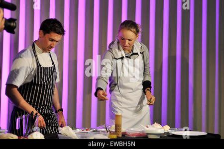 Eastbourne, Sussex, UK. 22. Juni 2015. Caroline Wozniacki hat probieren Sie es einfach zu machen, Eton Mess mit Küchenchef Chris Jarman bei den Aegon International Tennisturnier in Devonshire Park Eastbourne Stockfoto