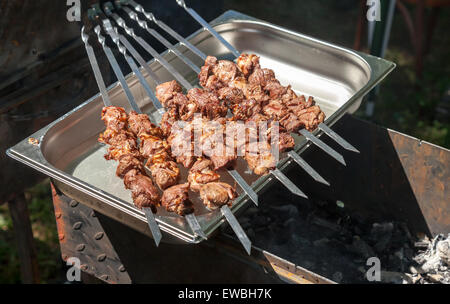 Appetitlich heißen Schaschlik auf Metall Spieße Stockfoto