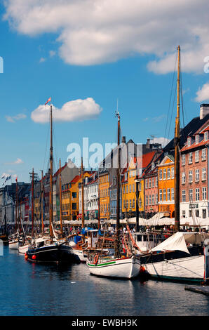 Seite gehen, Cafés, Stadthäuser und Boote entlang des Hafens Nyhavn in Kopenhagen Stockfoto