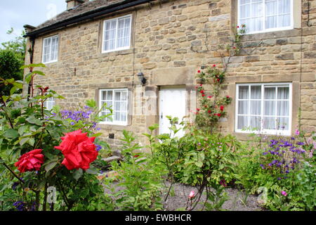 Ein "Pest-Ferienhaus" an der Hauptstraße im Dorf Eyam im Peak District NP, Derbyshire UK Stockfoto