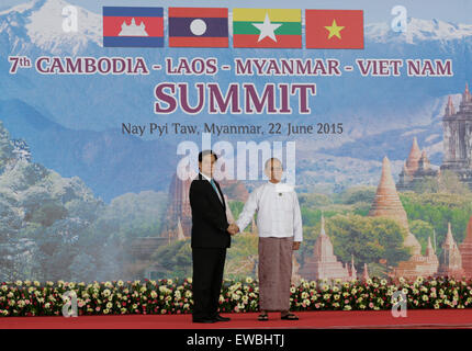 Nay Pyi Taw, Myanmar. 22. Juni 2015. Myanmar-Präsident U Thein Sein (R) schüttelt Hände mit vietnamesischen Ministerpräsidenten Nguyen Tan Dung während der 7. Gipfel von Kambodscha, Laos, Myanmar und Vietnam (CLMV) in Myanmar International Convention Center (MICC) in Nay Pyi Taw, Myanmar, 22. Juni 2015. 7. Gipfeltreffen von Kambodscha, Laos, Myanmar und Vietnam (CLMV) startete in Nay Pyi Taw am Montag. Bildnachweis: U Aung/Xinhua/Alamy Live-Nachrichten Stockfoto