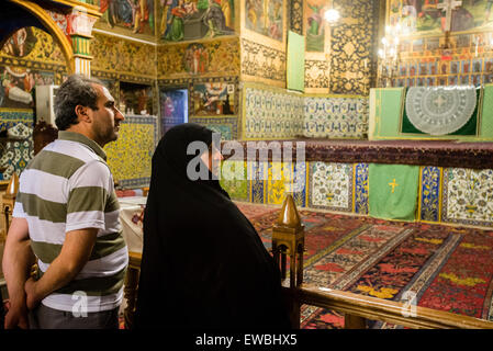 Muslimische Paar Besuch Vank Kathedrale im armenischen Viertel von Isfahan, Iran Stockfoto