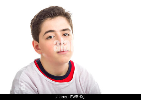 Ein netter kaukasischen glattschalige junge Blick ruhig und zuversichtlich während des Tragens weißes T-shirt auf einem roten mit längeren Ärmeln Stockfoto