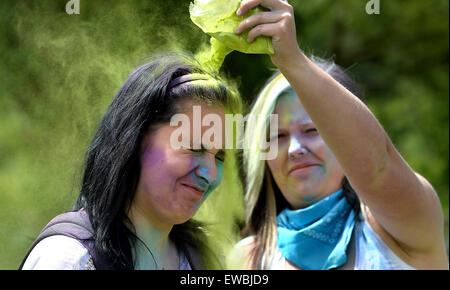 Prag, Tschechische Republik. 20. Juni 2015. Holi-Open-Air-Farbe-Festival in Prag, Tschechische Republik, 20. Juni 2015. Leute spielen mit Farbpulver während Feierlichkeiten Holi, ursprünglich hinduistische Festival feierte vor allem in Indien und Nepal, markieren den Beginn des Frühlings und den Sieg des guten über das Böse. Bildnachweis: Katerina Sulova/CTK Foto/Alamy Live-Nachrichten Stockfoto