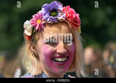 Prag, Tschechische Republik. 20. Juni 2015. Holi-Open-Air-Farbe-Festival in Prag, Tschechische Republik, 20. Juni 2015. Leute spielen mit Farbpulver während Feierlichkeiten Holi, ursprünglich hinduistische Festival feierte vor allem in Indien und Nepal, markieren den Beginn des Frühlings und den Sieg des guten über das Böse. Bildnachweis: Katerina Sulova/CTK Foto/Alamy Live-Nachrichten Stockfoto