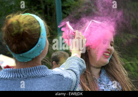 Prag, Tschechische Republik. 20. Juni 2015. Holi-Open-Air-Farbe-Festival in Prag, Tschechische Republik, 20. Juni 2015. Leute spielen mit Farbpulver während Feierlichkeiten Holi, ursprünglich hinduistische Festival feierte vor allem in Indien und Nepal, markieren den Beginn des Frühlings und den Sieg des guten über das Böse. Bildnachweis: Katerina Sulova/CTK Foto/Alamy Live-Nachrichten Stockfoto