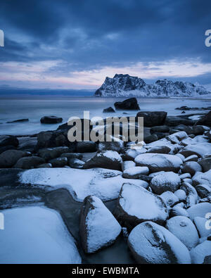 Felsige Ufer Uttakleiv Strand im Winter, Leknes, Lofoten Inseln, Norwegen Stockfoto