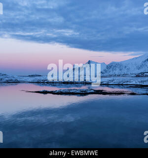 Winter-Dämmerung über Berg Flakstadøy von Fredvang Brücken, Lofoten Inseln, Norwegen Stockfoto