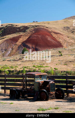 Alter Lkw an Cant Ranch, John Day Fossil Betten Nationaldenkmal-Sheep Rock Einheit, Oregon Stockfoto