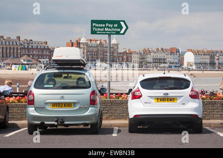 Bitte zahlen Sie im Juni am Schild am Automaten auf dem Parkplatz in Weymouth, Dorset UK Stockfoto