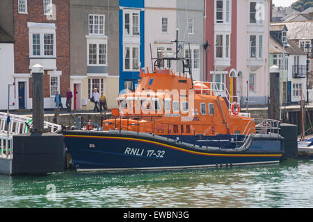 RNLB Ernest und Mabel Rettungsboot RNLI 17-32 SAR Such- und Rettungsschiff, das im Juni in Weymouth, Dorset, Großbritannien, vor Anker liegt Stockfoto