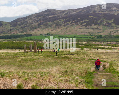 Touristen, die meisten unterscheidbar Steinkreise von drei senkrechte rote Sandsteinsäulen Machrie Moor Isle of Arran sechs neolithischen Steinkreise Stockfoto