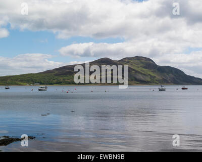 Blick vom Lamlash über Firth of Clyde, heilige Insel Isle Arran Schottland The Holy Isle im Besitz von Samye Ling buddhistische Gemeinschaft Mullach Mòr Hügel Stockfoto