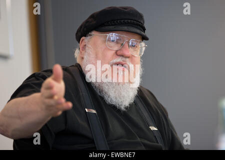 Hamburg, Deutschland. 22. Juni 2015. US-Fantasy-Autorin George R.R. Martin spricht während einer Pressekonferenz in Hamburg, Deutschland, 22. Juni 2015. Foto: CHRISTIAN CHARISIUS/Dpa/Alamy Live News Stockfoto