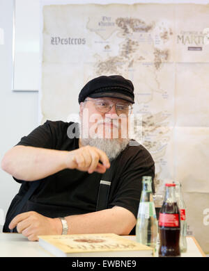 Hamburg, Deutschland. 22. Juni 2015. US-Fantasy-Autorin George R.R. Martin spricht während einer Pressekonferenz in Hamburg, Deutschland, 22. Juni 2015. Foto: CHRISTIAN CHARISIUS/Dpa/Alamy Live News Stockfoto