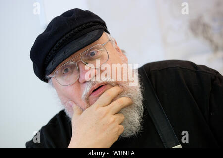 Hamburg, Deutschland. 22. Juni 2015. US-Fantasy-Autorin George R.R. Martin spricht während einer Pressekonferenz in Hamburg, Deutschland, 22. Juni 2015. Foto: CHRISTIAN CHARISIUS/Dpa/Alamy Live News Stockfoto