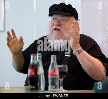 Hamburg, Deutschland. 22. Juni 2015. US-Fantasy-Autorin George R.R. Martin spricht während einer Pressekonferenz in Hamburg, Deutschland, 22. Juni 2015. Foto: CHRISTIAN CHARISIUS/Dpa/Alamy Live News Stockfoto