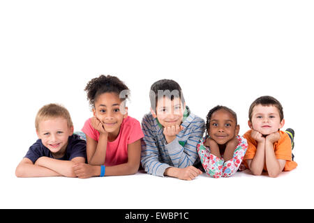 Gruppe von glücklichen Kindern posiert isoliert in weiß Stockfoto