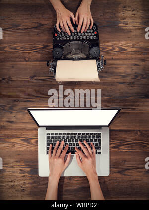 Alte Schreibmaschine mit Laptop, Konzept der Technologiefortschritt Stockfoto