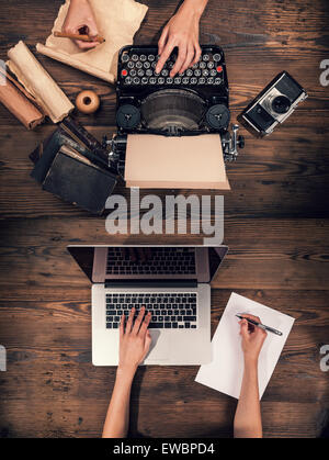 Alte Schreibmaschine mit Laptop, Konzept der Technologiefortschritt Stockfoto