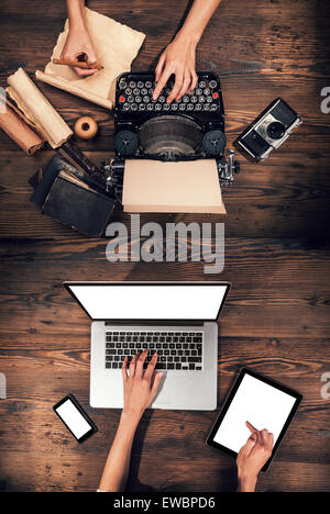 Alte Schreibmaschine mit Laptop, Konzept der Technologiefortschritt Stockfoto