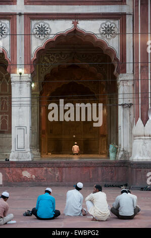 Männer beten in Jama Masjid in der Abenddämmerung während des Ramadan. Alt-Delhi, Indien. Stockfoto