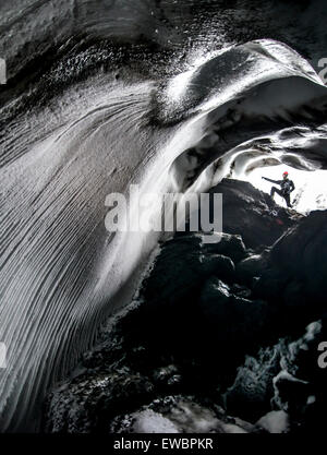 Ein Mann steht auf den Eingang zu Warren Höhle am Mount Erebus, Antarktis. Stockfoto