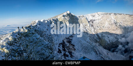 Wissenschaftler arbeiten an den Kraterrand des Mount Erebus, Antarctcia. Stockfoto