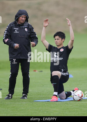 Hamburg, Deutschland. 22. Juni 2015. St. Paulis Trainer Ewald Lienen (L) spricht zu seinem Spieler Ryo Miyaichi (R) beim Kick-off Training des deutschen Zweitligisten Fußball-Bundesligisten FC St. Pauli in Hamburg, Deutschland, 22. Juni 2015. Foto: Axel Heimken/Dpa/Alamy Live News Stockfoto