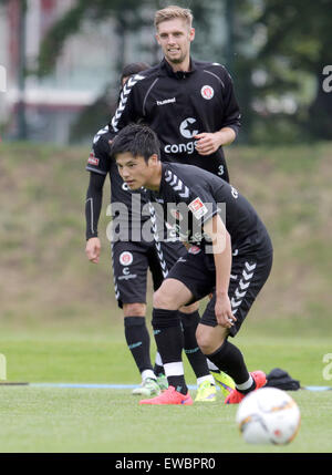 Hamburg, Deutschland. 22. Juni 2015. St. Pauli's Lasse Sobiech (hinten) Uhren Teamkollege Ryo Miyaichi (R) beim Kick-off Training des deutschen Zweitligisten Fußball-Bundesligisten FC St. Pauli in Hamburg, Deutschland, 22. Juni 2015. Foto: Axel Heimken/Dpa/Alamy Live News Stockfoto