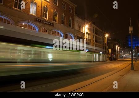 Straßenbahn auf der South Parade, Nottingham City bei Nacht, Nottinghamshire, England UK Stockfoto