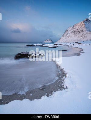 Schneebedeckte Vik Strand im Winter, Leknes, Lofoten Inseln, Norwegen Stockfoto