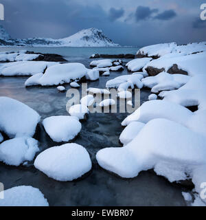 Schneebedeckte Vik Strand im Winter, Leknes, Lofoten Inseln, Norwegen Stockfoto